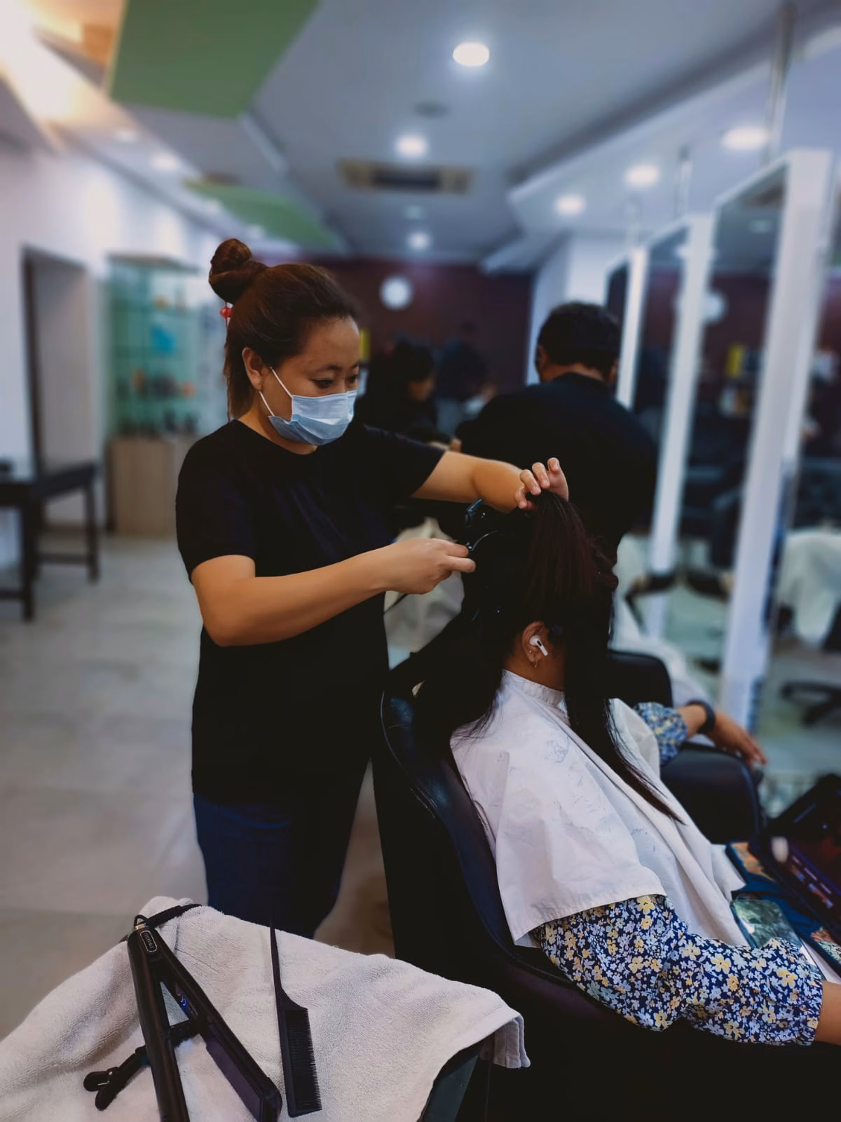 A Salon Nayana stylist at work